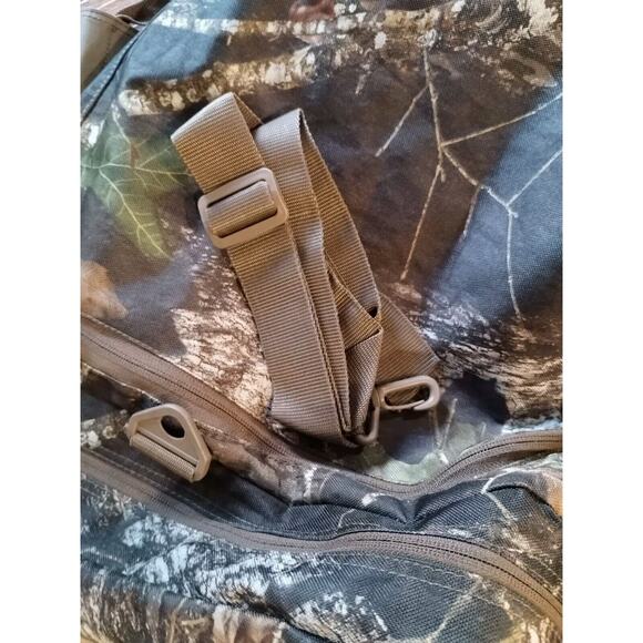 Red Head MASSIVE DELUXE Bass Duck Hunting Camo Duffle Bag Water Resistant 29"L - Picture 9 of 13